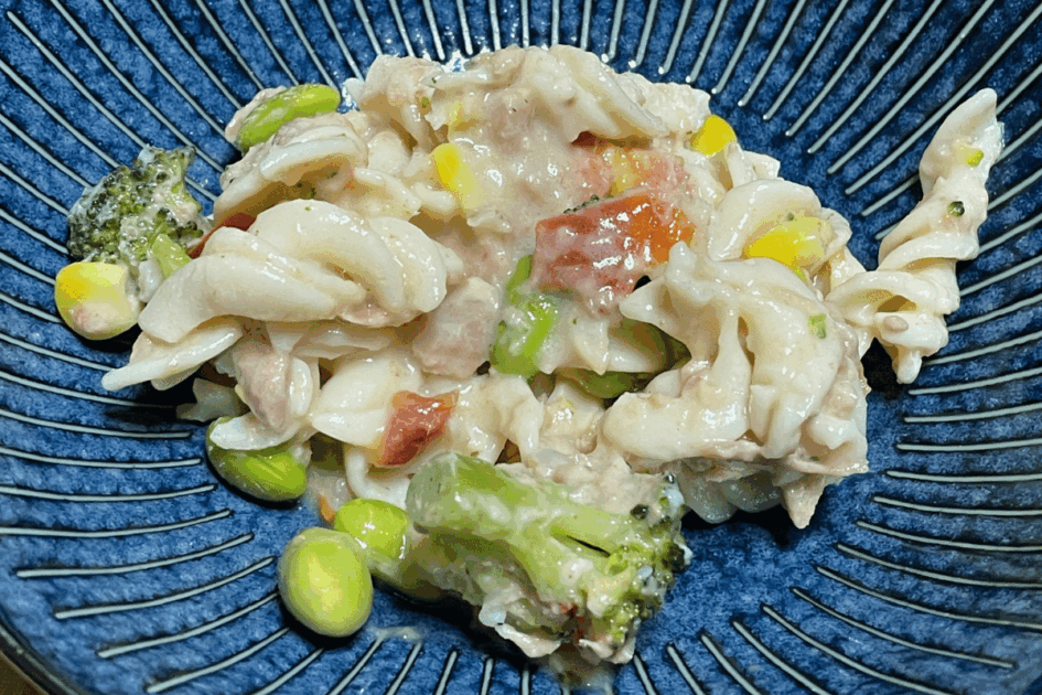 彩り野菜のパスタサラダ ツナマヨ和えを1人分盛り付けた様子
