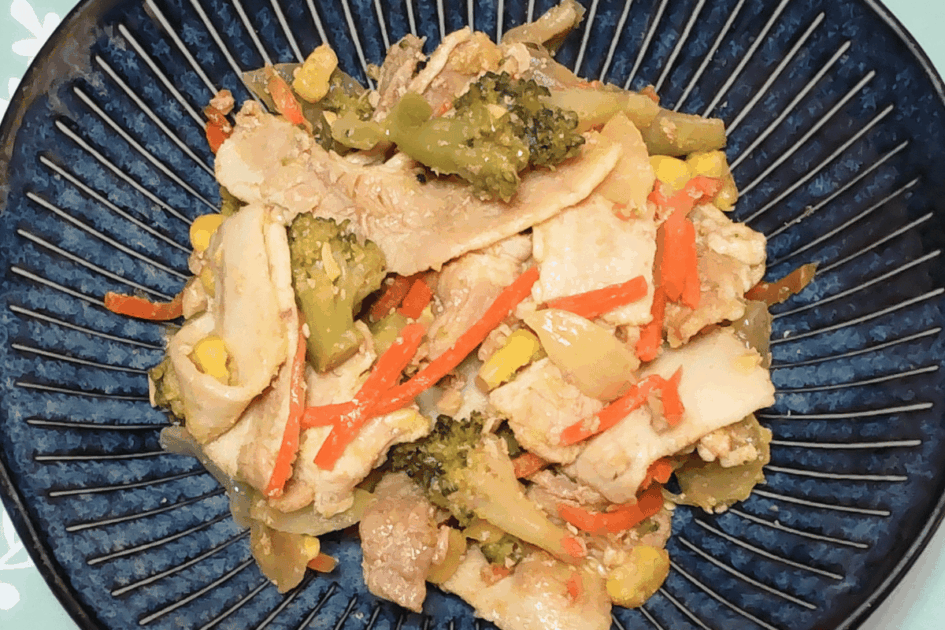 豚バラ肉と野菜のカレー風味炒めを1人分盛り付けた様子